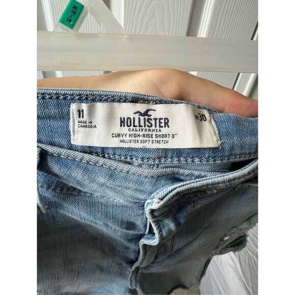 Hollister Women's Size 10 Curvy Lightwash Ultra High-Rise Mom Short 3 Inch Distr - Picture 3 of 3